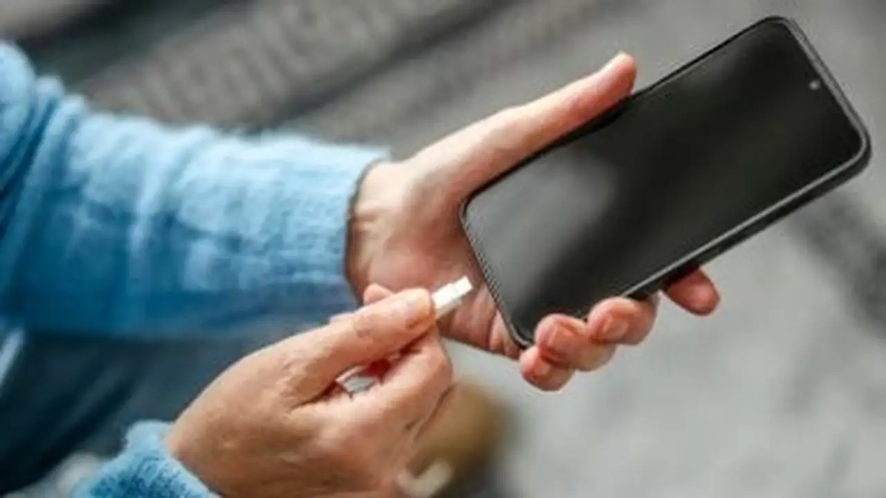 تحذيرات من خبراء حول مخاطر شحن الهواتف بكابلات USB رخيصة